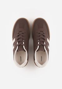 Born2be - Brązowe Sneakersy VICES na Grubej Kauczukowej Podeszwie z Paskami Zidina. Okazja: na co dzień. Zapięcie: pasek. Kolor: brązowy. Materiał: kauczuk. Sport: tenis #5