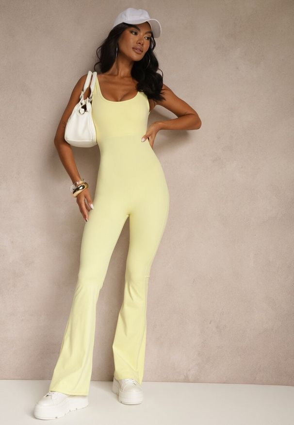 Renee - Żółty Kombinezon Taliowany z Wycięciem na Plecach i Usztywnianymi Miseczkami Senimi. Kolor: żółty