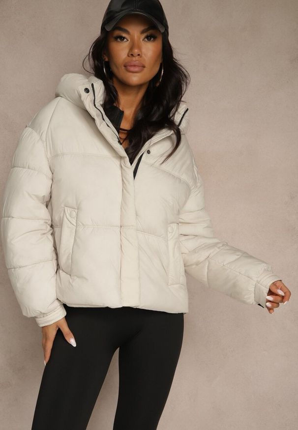 Renee - Biała Kurtka Puffer z Pikowaniem Kapturem i Kieszonką przy Rękawie Galeida. Okazja: na co dzień, na spacer. Kolor: biały. Materiał: jeans. Długość: krótkie. Styl: casual