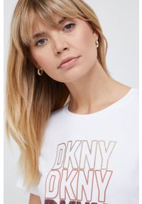 DKNY - Dkny t-shirt damski kolor biały. Okazja: na co dzień. Kolor: biały. Materiał: dzianina. Długość rękawa: krótki rękaw. Długość: krótkie. Wzór: aplikacja. Styl: casual #5