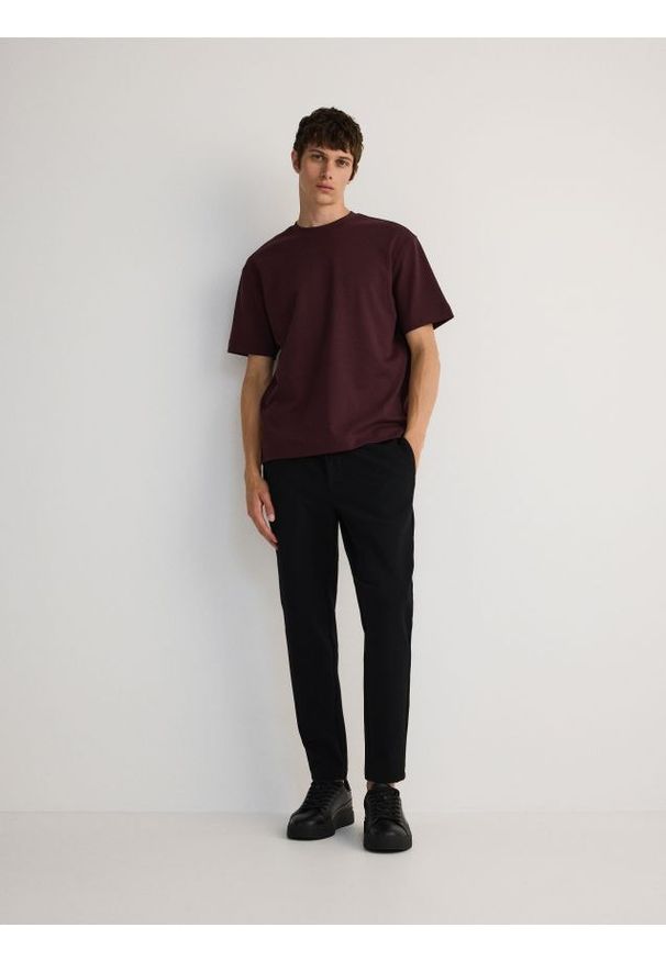 Reserved - Spodnie slim fit z wiązaniem - czarny. Kolor: czarny. Materiał: bawełna, dzianina. Wzór: gładki