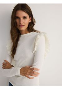 Reserved - Dzianinowy longsleeve z falbanami - złamana biel. Materiał: dzianina. Długość rękawa: długi rękaw #1