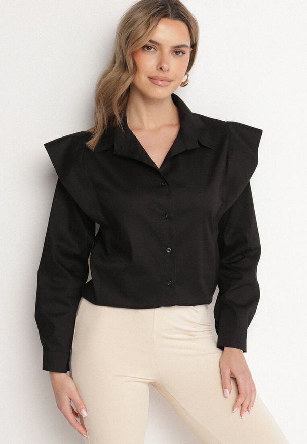 Born2be - Czarna Bawełniana Koszula z Ozdobnymi Ramionami Teladoria. Okazja: na co dzień. Kolor: czarny. Materiał: bawełna. Styl: casual, elegancki