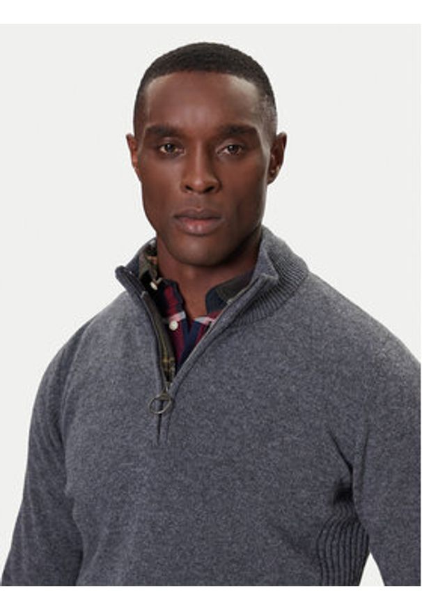 Barbour Sweter Holden MKN0837GY53 Szary Regular Fit. Kolor: szary. Materiał: wełna