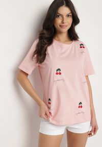 Born2be - Różowy Bawełniany T-shirt Zdobiony Haftem z Motywem w Wiśnie Nevianira. Okazja: na co dzień. Kolor: różowy. Materiał: bawełna. Wzór: aplikacja, haft. Styl: casual #4