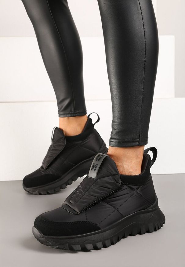 Born2be - Czarne Sneakersy na Grubej Podeszwie z Pikowaną Cholewką i Napisem Resisha. Okazja: na co dzień. Kolor: czarny. Materiał: jeans. Szerokość cholewki: normalna. Wzór: napisy