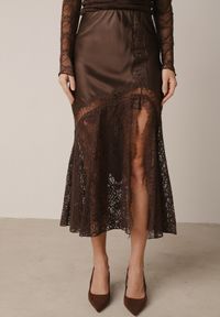 Born2be - Brązowa Spódnica z Satyny z Koronką i Rozcięciem na Nogę Doritana. Okazja: na co dzień, na spotkanie biznesowe. Kolor: brązowy. Materiał: satyna, koronka. Wzór: koronka. Styl: casual, biznesowy, elegancki #3
