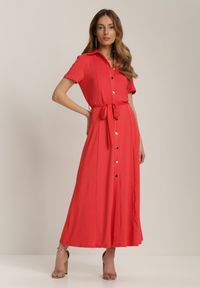 Renee - Czerwona Sukienka Asheila. Kolor: czerwony. Materiał: materiał. Długość rękawa: krótki rękaw. Wzór: aplikacja. Typ sukienki: koszulowe. Długość: midi