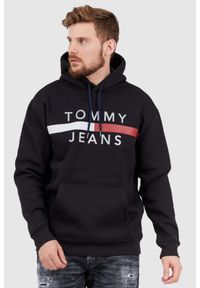 Tommy Jeans - TOMMY JEANS Czarna bluza męska z odblaskowym logo. Typ kołnierza: kaptur. Kolor: czarny. Materiał: prążkowany