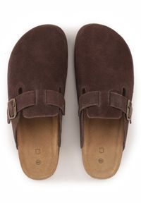 Renee - Brązowe Klapki Typu Chodaki z Zamszu Naturalnego z Klamrą Meridnore. Kolor: brązowy. Materiał: zamsz. Sezon: lato. Styl: elegancki #8