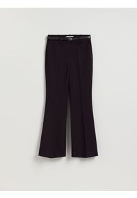 Reserved - Spodnie flare z paskiem - ciemnobrązowy. Kolor: brązowy. Materiał: tkanina, wiskoza #1