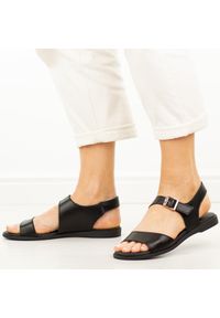 Czarne skórzane płaskie sandały damskie Cambell 19395. Okazja: na co dzień. Zapięcie: pasek. Kolor: czarny. Materiał: skóra. Wzór: aplikacja. Sezon: wiosna, lato. Obcas: na płaskiej podeszwie. Styl: elegancki, casual #1