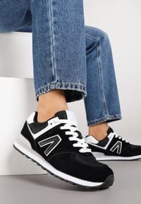 Renee - Czarno-Białe Sneakersy Ozdobione Geometrycznym Motywem Rilenessa. Okazja: na co dzień. Kolor: czarny. Materiał: jeans. Wzór: aplikacja, geometria #6