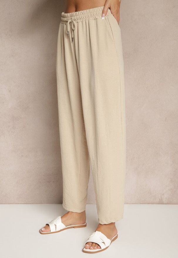 Renee - Beżowe Spodnieo Luźnym Fasonie ze Sznurkiem i Gumką w Talii Enivea. Okazja: na co dzień. Kolor: beżowy. Styl: casual