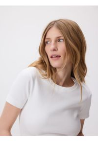 Reserved - T-shirt w prążek - złamana biel. Materiał: dzianina, bawełna. Wzór: prążki