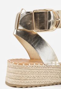 Renee - Złote Sandały VICES na Plecionej Grubej Podeszwie z Paskiem Wokół Kostki Casilla. Okazja: na spacer, na imprezę. Zapięcie: pasek. Kolor: złoty. Materiał: koronka. Wzór: haft. Sezon: lato. Styl: elegancki #3