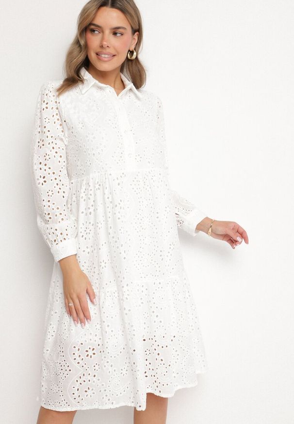 Born2be - Biała Bawełniana Sukienka Ażurowa o Koszulowym Kroju Ridivania. Okazja: na co dzień, na spacer. Typ kołnierza: kołnierzyk klasyczny. Kolor: biały. Materiał: bawełna. Długość rękawa: długi rękaw. Wzór: ażurowy. Typ sukienki: koszulowe. Styl: elegancki, klasyczny, casual