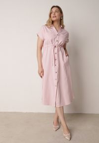 Born2be - Różowa Sukienka Koszulowa z Bawełną Wiskozą i Ozdobnymi Guzikami Parranes. Okazja: na co dzień. Kolor: różowy. Materiał: wiskoza, bawełna. Typ sukienki: koszulowe. Styl: casual, klasyczny, elegancki #1