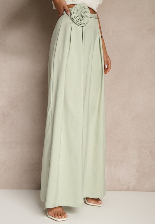 Renee - Zielone Spodnie o Szerokim Kroju High Waist z Kwiatem 3D Firalisse. Okazja: na co dzień. Stan: podwyższony. Kolor: zielony. Wzór: kwiaty. Styl: elegancki, klasyczny, casual