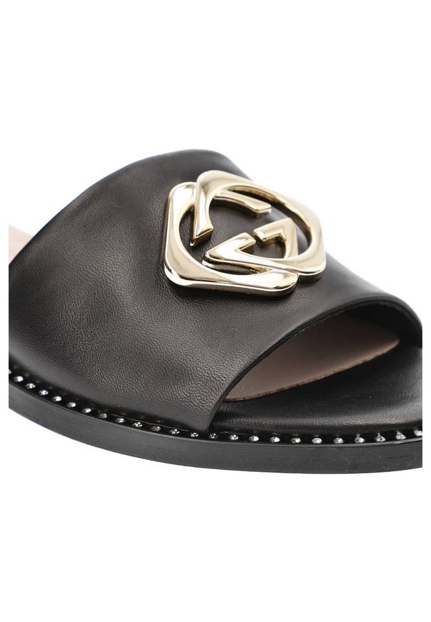 Czarne Klapki Lamanti Skórzane Buty Na Lato. Okazja: na co dzień. Kolor: czarny. Materiał: skóra. Wzór: aplikacja. Sezon: lato. Styl: casual, elegancki, klasyczny