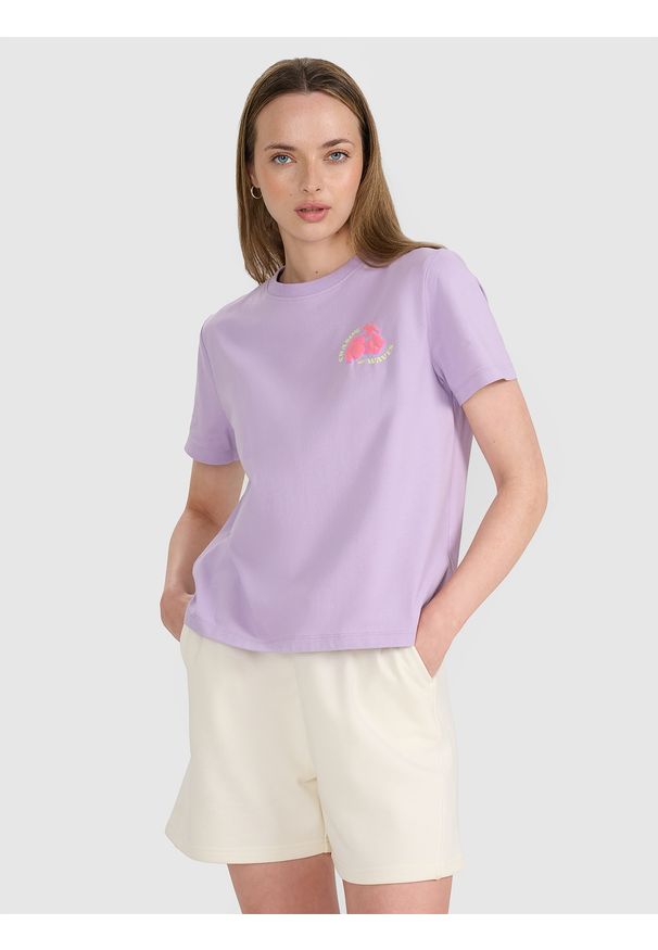 4f - 4F T-shirt oversize z nadrukiem damski - fioletowy L. Okazja: na co dzień. Kolor: fioletowy. Materiał: jersey, tkanina, dzianina, bawełna, materiał. Długość rękawa: krótki rękaw. Długość: krótkie. Wzór: nadruk. Sezon: lato. Styl: sportowy, klasyczny, casual
