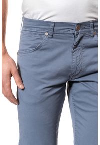 Wrangler - WRANGLER SPODNIE MĘSKIE GREENSBORO FLINSTONE BLUE W15QMM13F. Materiał: materiał #10