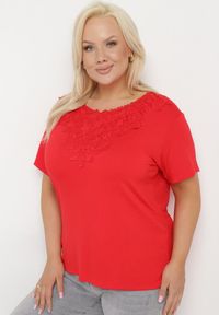 Born2be - Czerwony Klasyczny T-shirt z Koronką przy Dekolcie Fioma. Okazja: na spotkanie biznesowe. Kolor: czerwony. Materiał: koronka. Wzór: koronka. Styl: klasyczny