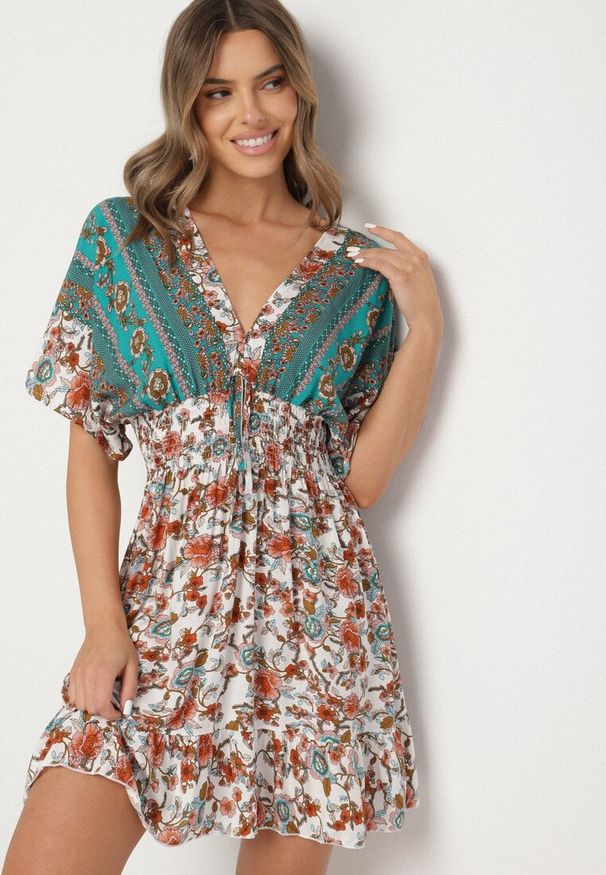 Born2be - Zielona Wiskozowa Sukienka w Kwiatowy Wzór z Wiązaniem z Tyłu Laturea. Okazja: na randkę, na co dzień. Typ kołnierza: dekolt w serek. Kolor: zielony. Materiał: wiskoza. Wzór: kwiaty. Typ sukienki: rozkloszowane, proste. Styl: casual