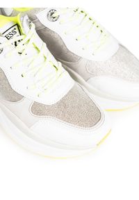 Guess Sneakersy "Juless" | FL7JUS FAB12 | Juless | Kobieta | Biały, Żółty. Kolor: biały, wielokolorowy, żółty. Materiał: skóra ekologiczna, materiał. Wzór: aplikacja. Obcas: na platformie #2