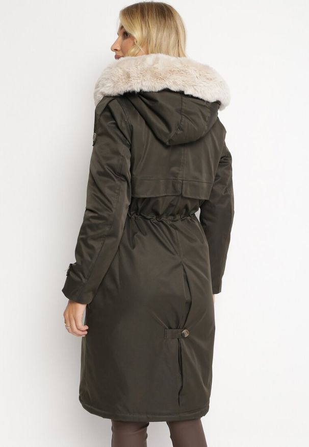 Born2be - Ciemnozielona Nylonowa Kurtka Parka Płaszcz Ozdobiona Futerkiem Faelana. Kolor: zielony. Materiał: nylon, futro. Wzór: aplikacja