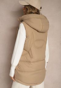 Renee - Ciemnobeżowa Pikowana Kamizelka z Kapturem i Ozdobnym Suwakiem Tomtalisa. Okazja: na co dzień. Typ kołnierza: kaptur. Kolor: beżowy. Materiał: jeans. Styl: casual #4