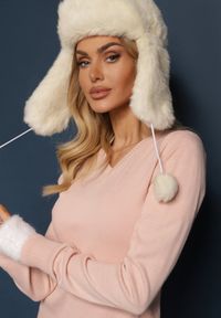 Renee - Jasnoróżowy Sweter w Klasycznym Stylu z Dekoltem w Serek Feliriel. Okazja: na co dzień. Typ kołnierza: dekolt w serek. Kolor: różowy. Materiał: jeans. Wzór: aplikacja. Styl: klasyczny #3