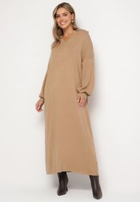Born2be - Ciemnobeżowa Pudełkowa Sukienka Sweterkowa z Wiskozą Szerokimi Rękawami i Kołnierzykiem Rinfera. Kolor: beżowy. Materiał: wiskoza. Typ sukienki: proste. Styl: wizytowy, elegancki #1