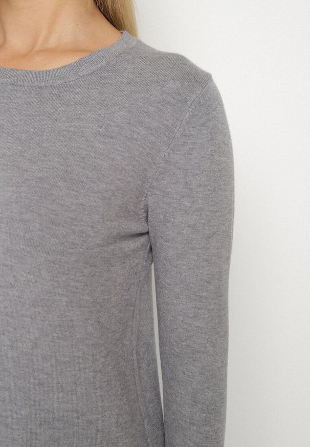 Born2be - Szary Klasyczny Sweter z Wiskozą Oleva. Okazja: do pracy, na co dzień. Kolor: szary. Materiał: wiskoza. Styl: klasyczny