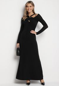 Born2be - Czarna Długa Sukienka z Ozdobnym Dekoltem i Biżuteryjnymi Detalami Nerosha. Kolor: czarny. Długość rękawa: długi rękaw. Styl: klasyczny, elegancki. Długość: maxi #1