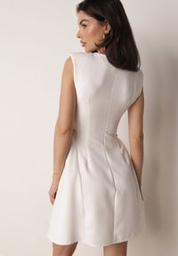 Born2be - Biała Elegancka Sukienka Bez Rękawów Zdobiona Przypinkami w Talii Rhaegina. Okazja: na co dzień. Kolor: biały. Długość rękawa: bez rękawów. Wzór: aplikacja. Typ sukienki: rozkloszowane, proste. Styl: elegancki #7