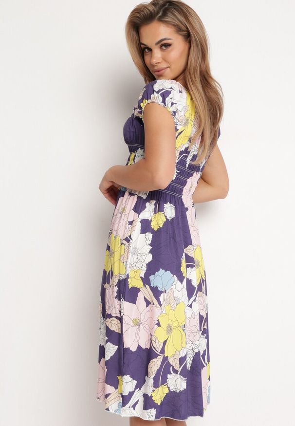 Born2be - Fioletowo-Żółta Bawełniana Sukienka o Rozkloszowanym Kroju z Gumką w Talii w Kwiatowy Wzór Rishta. Kolor: fioletowy. Materiał: bawełna. Wzór: kwiaty. Sezon: lato. Styl: street