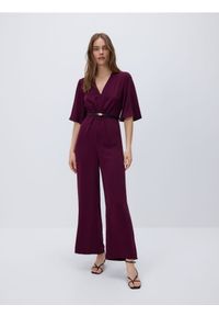 Reserved - Kombinezon z paskiem - burgundowy. Kolor: czerwony. Materiał: tkanina #1