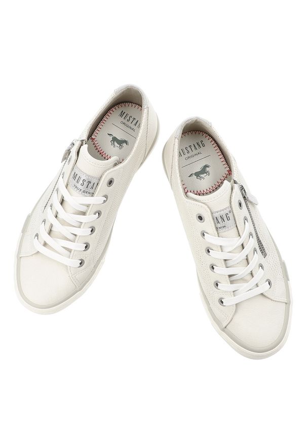 Trampki damskie Mustang, cholewka ze skóry ekologicznej perforowana konstrukcja sznurowanie uzupełnione bocznym zamkiem niska stabilna podeszwa zapew. Okazja: na co dzień. Zapięcie: sznurówki. Kolor: biały. Materiał: skóra ekologiczna. Szerokość cholewki: normalna. Styl: elegancki, casual, klasyczny, sportowy