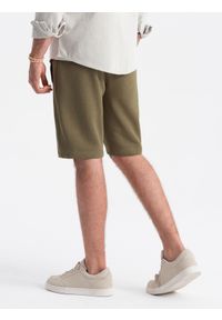 Ombre Clothing - Męskie szorty dresowe przed kolano BASIC – oliwkowe V2. Okazja: na co dzień. Kolor: oliwkowy. Materiał: dresówka. Styl: sportowy, casual #5