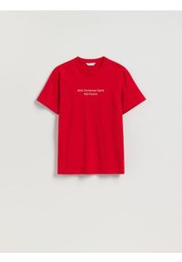 Reserved - T-shirt regular ze świątecznym nadrukiem - intenstywna czerwień. Kolor: czerwony. Materiał: dzianina, bawełna. Wzór: nadruk. Styl: wizytowy #1