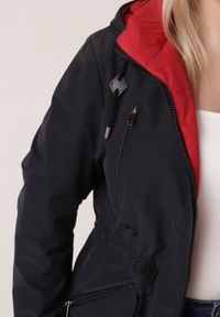 Born2be - Granatowo-Czerwona Przejściowa Kurtka Dwustronna o Kroju Parki z Pikowaniem Wewnątrz Zidelle. Typ kołnierza: kaptur. Kolor: niebieski. Materiał: poliester, jeans. Styl: sportowy #8