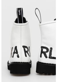 Karl Lagerfeld Workery skórzane damskie kolor biały na płaskim obcasie. Nosek buta: okrągły. Zapięcie: sznurówki. Kolor: biały. Materiał: skóra. Obcas: na obcasie. Wysokość obcasa: niski