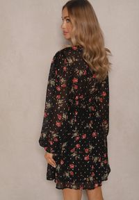 Renee - Czarna Taliowana Kwiatowa Sukienka o Rozkloszowanym Kroju Zakończona Ściągaczami Evandrae. Kolor: czarny. Materiał: skóra. Długość rękawa: długi rękaw. Wzór: kwiaty. Sezon: jesień