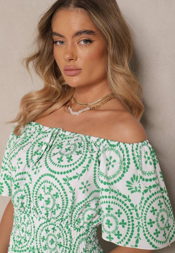 Renee - Zielono-Biała Sukienka o Rozkloszowanym Kroju z Bawełną w Abstrakcyjny Wzór Ldivena. Okazja: na co dzień, na spacer. Kolor: zielony. Materiał: bawełna. Wzór: aplikacja. Sezon: lato. Typ sukienki: rozkloszowane. Styl: casual