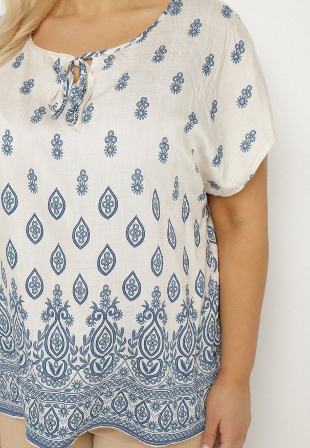Born2be - Biało-Niebieska Bluzka w Boho Wzór z Wiązaniem przy Dekolcie Jenalia. Kolor: niebieski. Materiał: jeans, materiał. Styl: boho