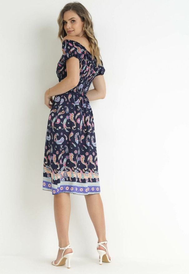 Born2be - Granatowa Rozkloszowana Sukienka Bawełniana Hiszpanka we Wzór Paisley Dottia. Typ kołnierza: dekolt hiszpanka. Kolor: niebieski. Materiał: bawełna. Wzór: paisley