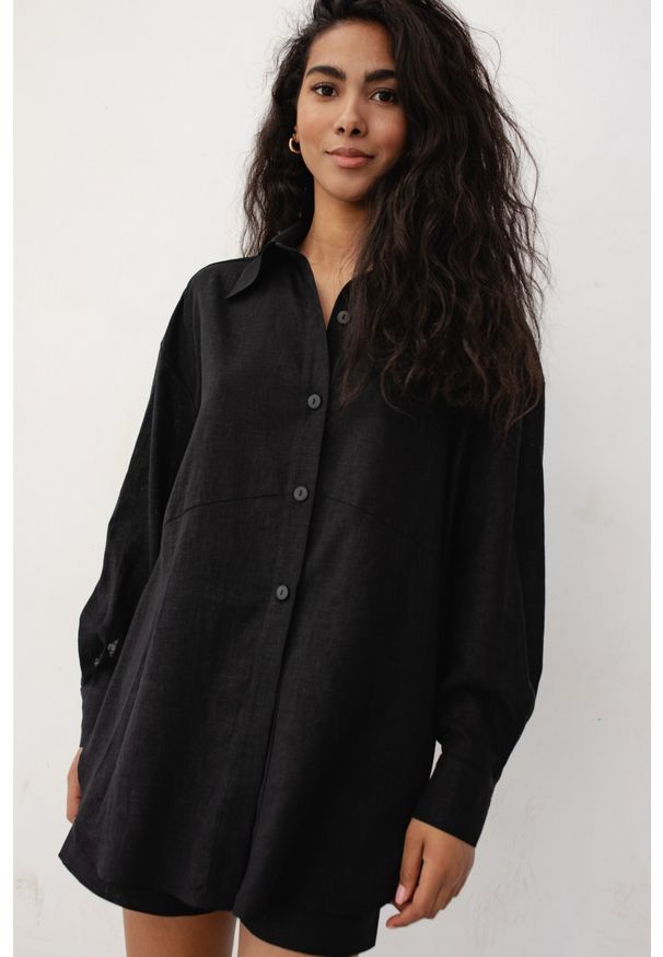 Marsala - Koszula typu oversize z lnem w kolorze czarnym - BORGO BLACK. Okazja: na co dzień. Typ kołnierza: kolnierz wykładany. Kolor: czarny. Materiał: len. Długość rękawa: długi rękaw. Długość: długie. Wzór: gładki. Styl: casual, klasyczny