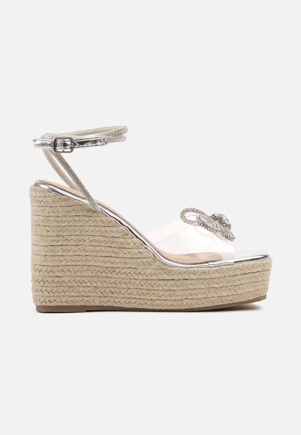 Renee - Srebrne Sandały Espadryle Vices na Koturnie z Transparentnym Paskiem i Cyrkoniami Neonellea. Okazja: na co dzień. Zapięcie: pasek. Kolor: srebrny. Sezon: lato. Obcas: na koturnie. Styl: klasyczny, casual