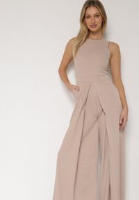 Born2be - Beżowy Elegancki Kombinezon z Ozdobnymi Zakładkami Zellysha. Okazja: na co dzień, na spotkanie biznesowe. Kolor: beżowy. Wzór: aplikacja. Styl: elegancki #3